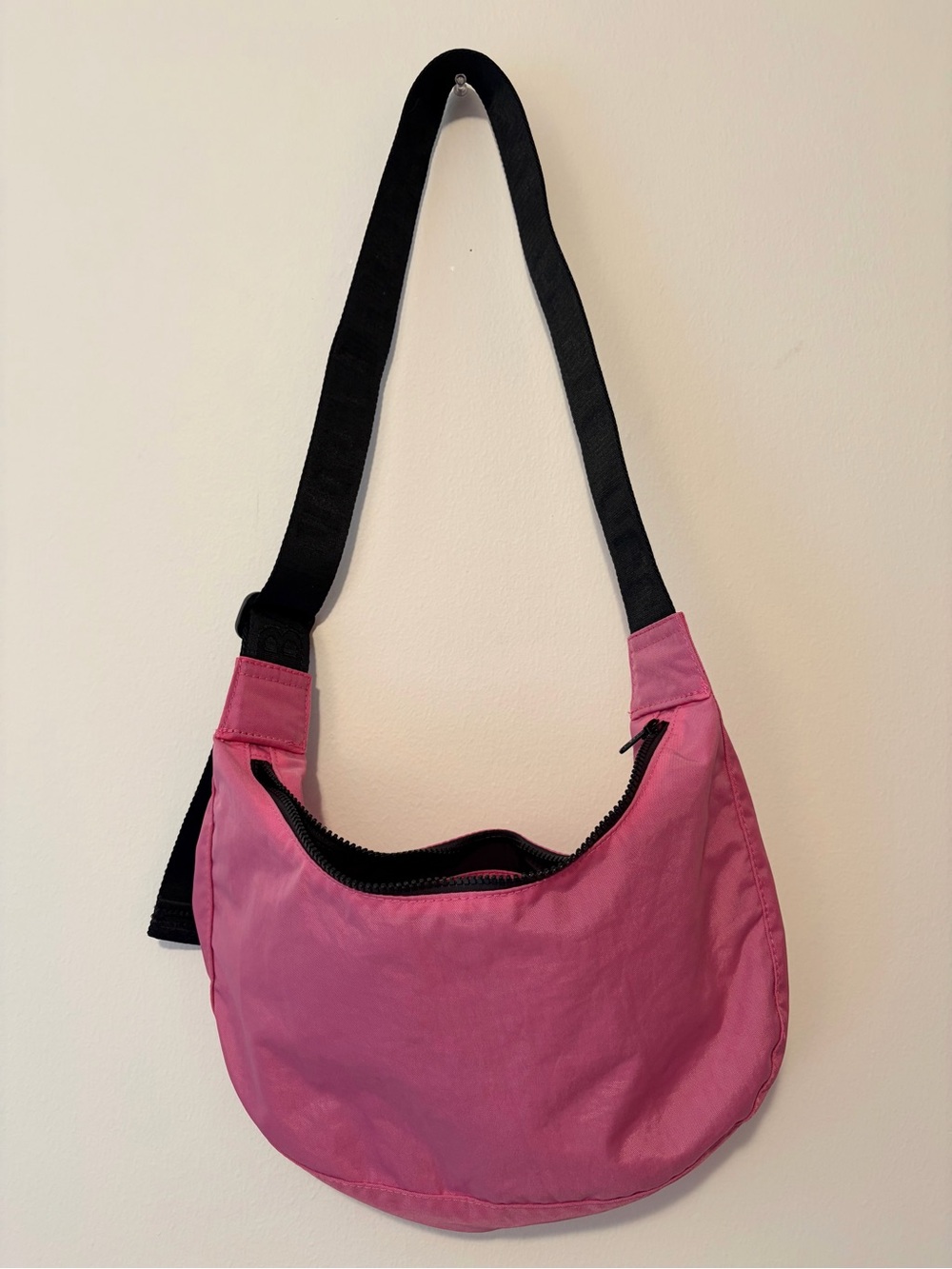 BAGGU Medium Crescent Bag in Azalea - Picture 3 of 4
